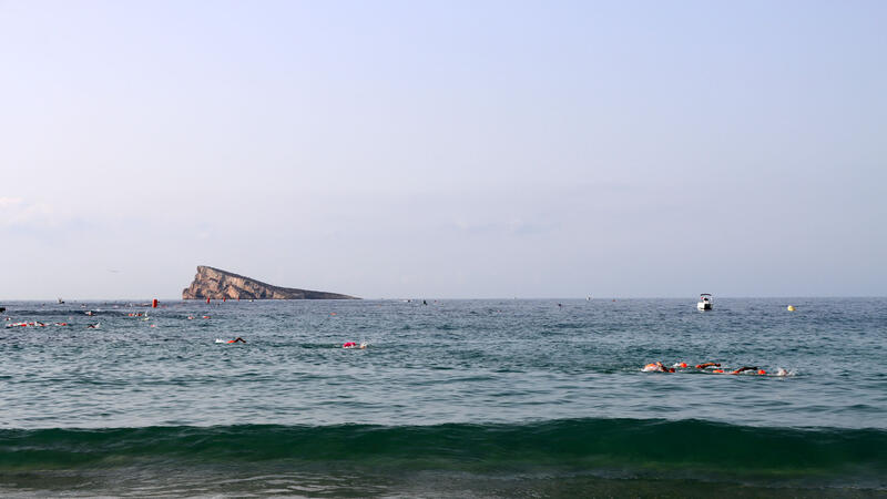 More than 300 swimmers complete the swim between l’Illa and the Port of Benidorm
