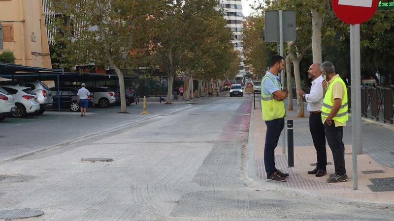 Benidorm inicia el asfaltado del barrio Els Tolls que culminará las obras de renovación de las redes de saneamiento y pluviales