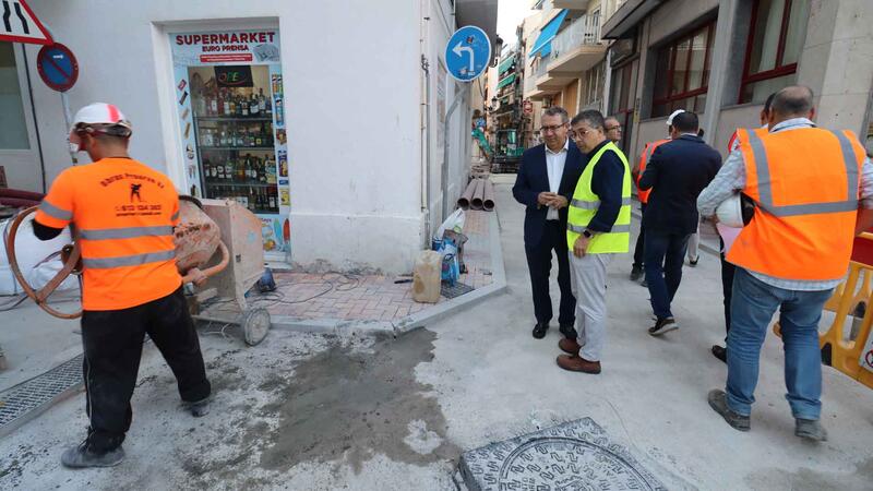 Benidorm encara la recta final de las obras de renovación de las redes de agua potable y alcantarillado de la calle Pérez Martorell
