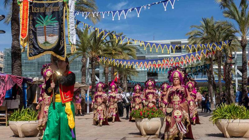 Els exèrcits moro i cristià segellen la pau a Benidorm i ofrenen a Sant Jaume