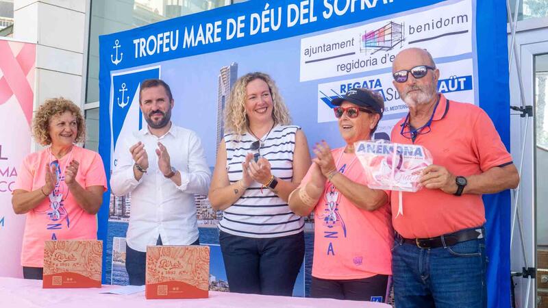 Llaüts y faluchos surcan con Anémona la bahía de Benidorm
