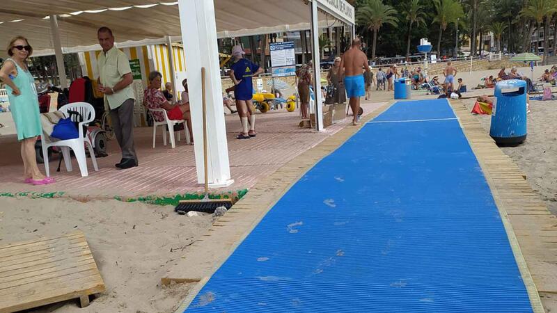 Benidorm instal·la passarel·les enrotllables en els punts de platges accessibles per a facilitar l