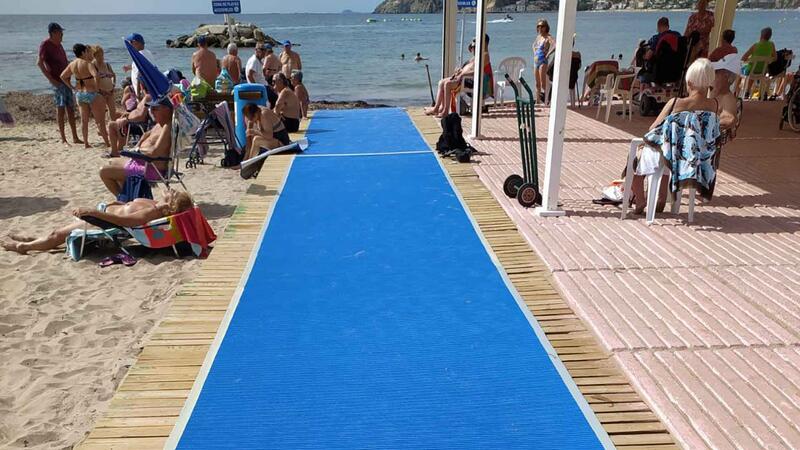 Benidorm instal·la passarel·les enrotllables en els punts de platges accessibles per a facilitar l