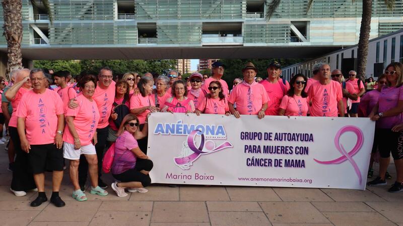 Una multitudinaria ‘marea rosa’ de Anémona llena las calles de Benidorm para seguir luchando contra el cáncer de mama