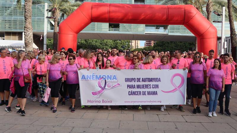 Una multitudinaria ‘marea rosa’ de Anémona llena las calles de Benidorm para seguir luchando contra el cáncer de mama