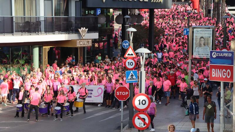 Una multitudinaria ‘marea rosa’ de Anémona llena las calles de Benidorm para seguir luchando contra el cáncer de mama