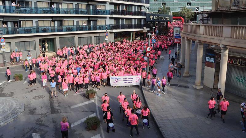 Una multitudinaria ‘marea rosa’ de Anémona llena las calles de Benidorm para seguir luchando contra el cáncer de mama