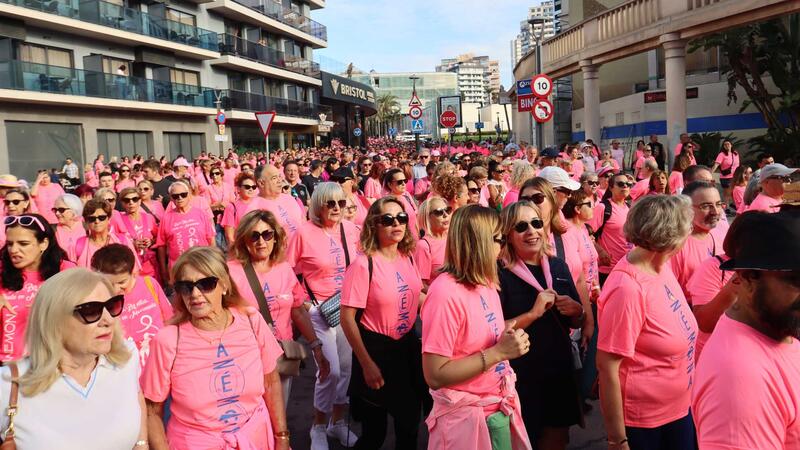 Una multitudinaria ‘marea rosa’ de Anémona llena las calles de Benidorm para seguir luchando contra el cáncer de mama