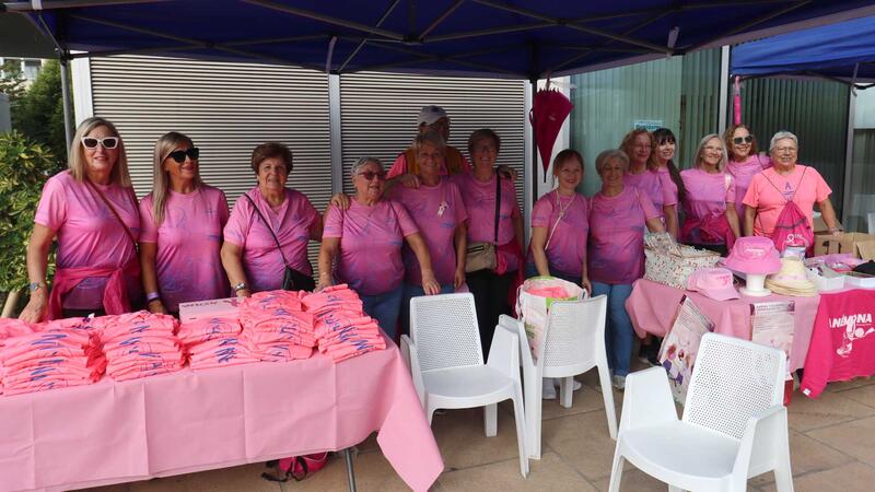 Una multitudinaria ‘marea rosa’ de Anémona llena las calles de Benidorm para seguir luchando contra el cáncer de mama