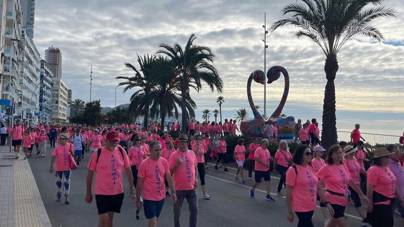 Una multitudinaria ‘marea rosa’ de Anémona llena las calles de Benidorm para seguir luchando contra el cáncer de mama