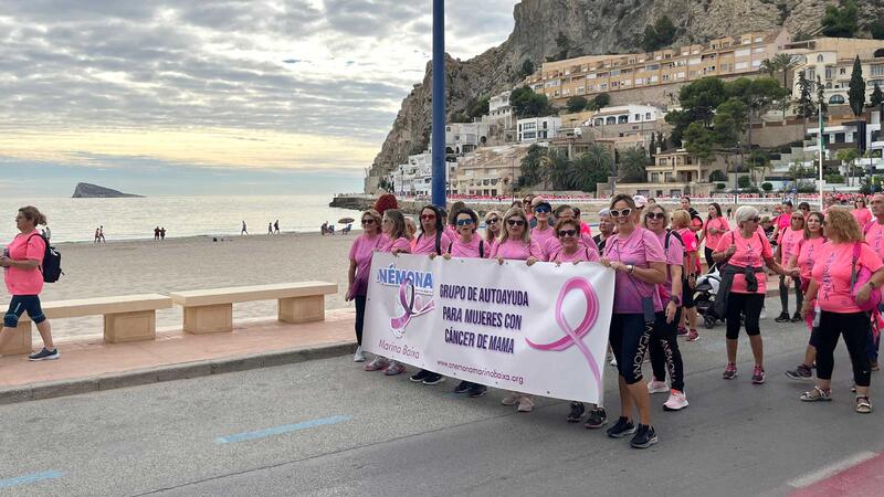 Una multitudinaria ‘marea rosa’ de Anémona llena las calles de Benidorm para seguir luchando contra el cáncer de mama