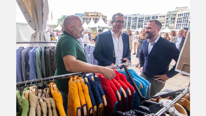 La XI Feria Outlet arranca en Benidorm con diecisiete comercios y una elevada participación de público