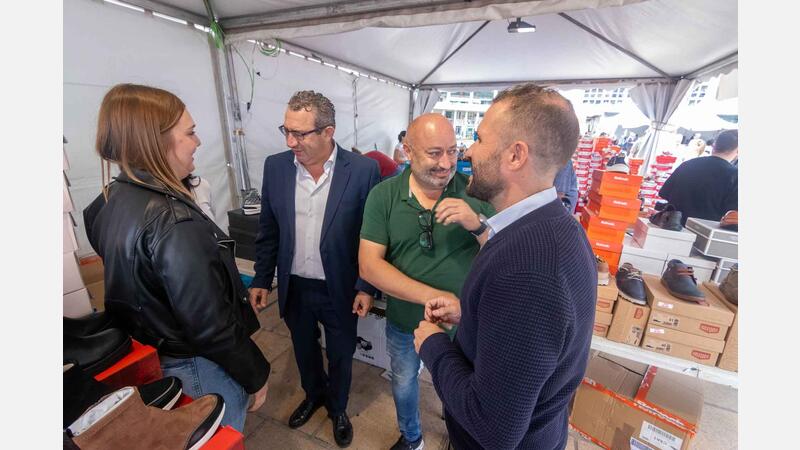 La XI Feria Outlet arranca en Benidorm con diecisiete comercios y una elevada participación de público