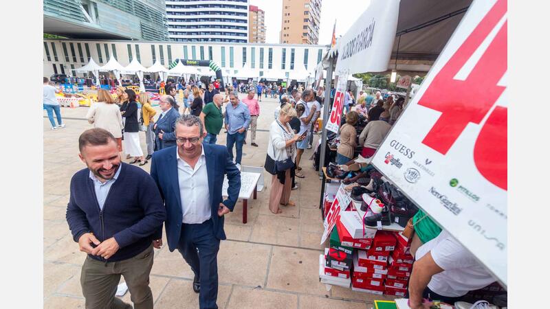 La XI Feria Outlet arranca en Benidorm con diecisiete comercios y una elevada participación de público