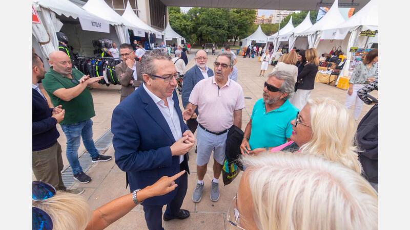 La XI Feria Outlet arranca en Benidorm con diecisiete comercios y una elevada participación de público