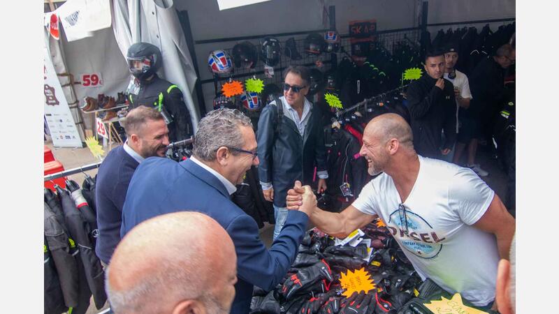 La XI Feria Outlet arranca en Benidorm con diecisiete comercios y una elevada participación de público