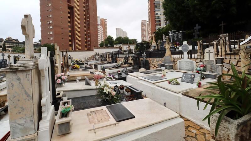 Todo a punto en los cementerios de Benidorm para conmemorar la festividad de Todos los Santos