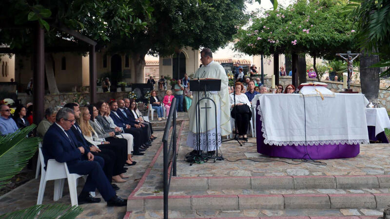 Los vecinos de Benidorm celebran el Día de Todos los Santos con visitas multitudinarias a los cementerios