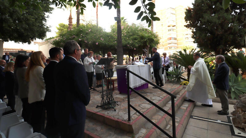 Los vecinos de Benidorm celebran el Día de Todos los Santos con visitas multitudinarias a los cementerios