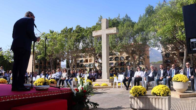 Los vecinos de Benidorm celebran el Día de Todos los Santos con visitas multitudinarias a los cementerios