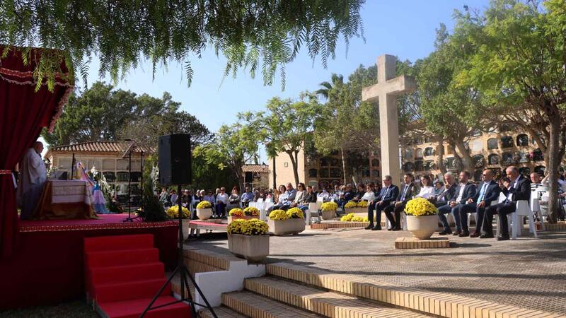 Los vecinos de Benidorm celebran el Día de Todos los Santos con visitas multitudinarias a los cementerios