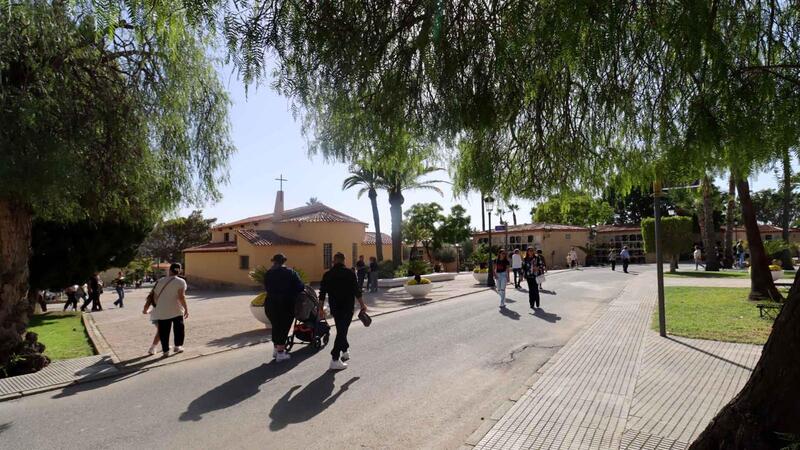 Los vecinos de Benidorm celebran el Día de Todos los Santos con visitas multitudinarias a los cementerios