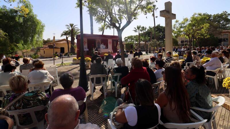 Los vecinos de Benidorm celebran el Día de Todos los Santos con visitas multitudinarias a los cementerios