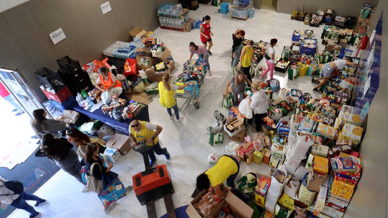 Benidorm envía a la provincia de Valencia cerca de 20.000 litros de agua y 10.000 de leche en las primeras horas de recogida