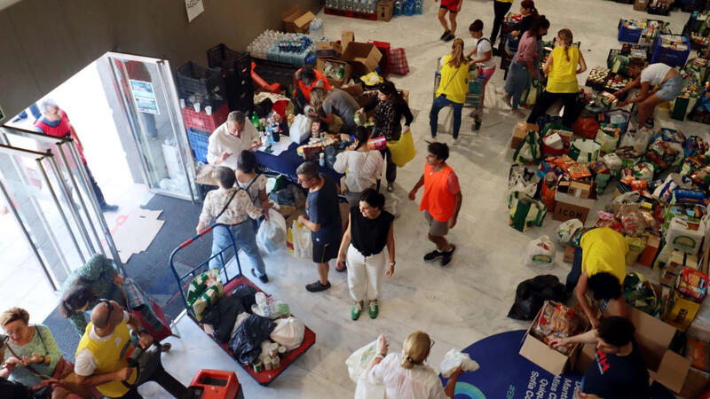 Benidorm envía a la provincia de Valencia cerca de 20.000 litros de agua y 10.000 de leche en las primeras horas de recogida