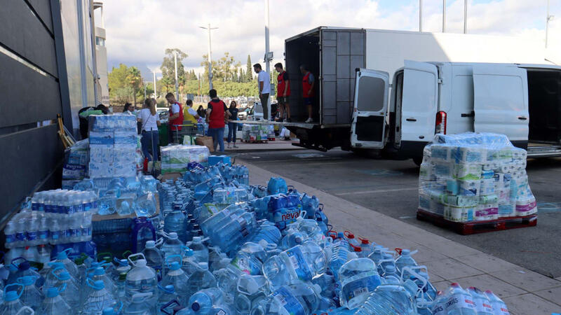 Benidorm envía a la provincia de Valencia cerca de 20.000 litros de agua y 10.000 de leche en las primeras horas de recogida