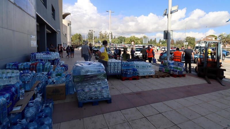 Benidorm envía a la provincia de Valencia cerca de 20.000 litros de agua y 10.000 de leche en las primeras horas de recogida