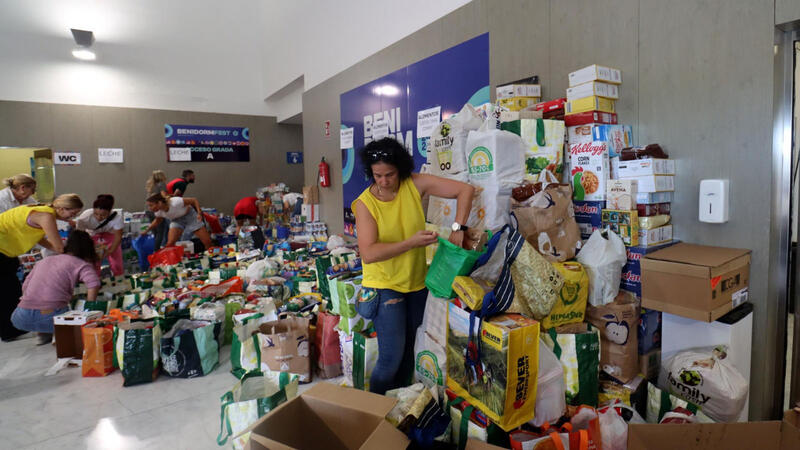 Benidorm envía a la provincia de Valencia cerca de 20.000 litros de agua y 10.000 de leche en las primeras horas de recogida