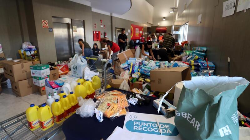 Benidorm envía a la provincia de Valencia cerca de 20.000 litros de agua y 10.000 de leche en las primeras horas de recogida