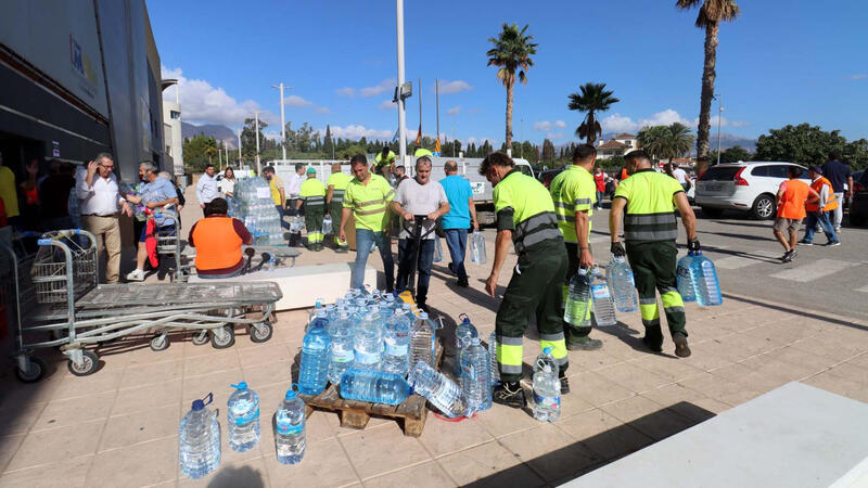 Benidorm envía a la provincia de Valencia cerca de 20.000 litros de agua y 10.000 de leche en las primeras horas de recogida