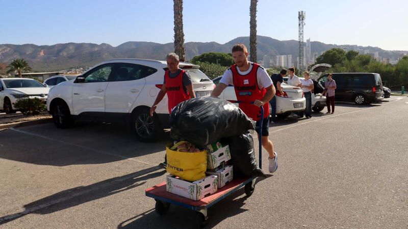 Benidorm envía a la provincia de Valencia cerca de 20.000 litros de agua y 10.000 de leche en las primeras horas de recogida