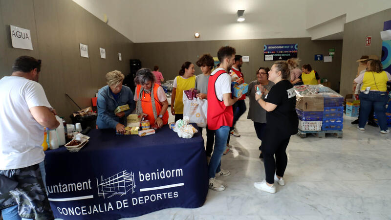 Benidorm envia a la província de València mig centenar de camions amb tones d