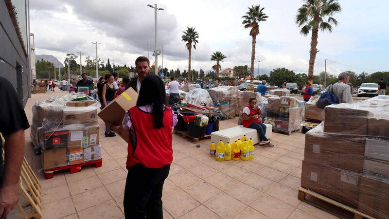 Benidorm envia a la província de València mig centenar de camions amb tones d