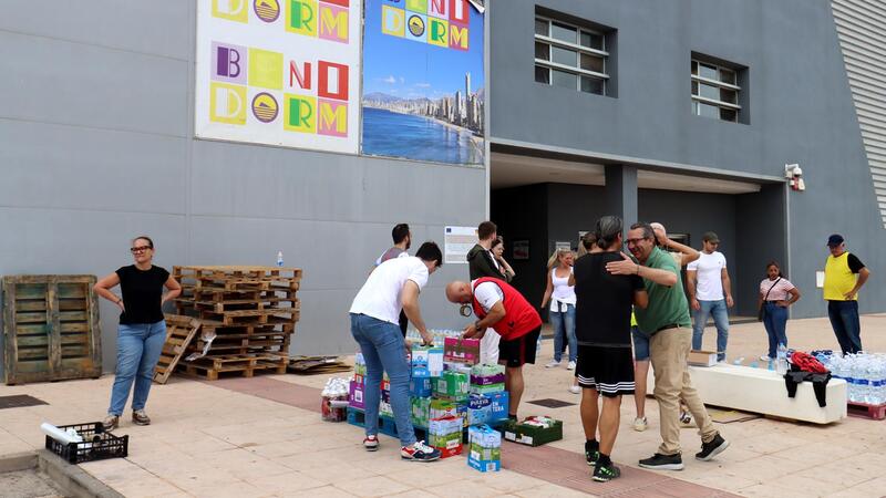 Benidorm envia a la província de València mig centenar de camions amb tones d