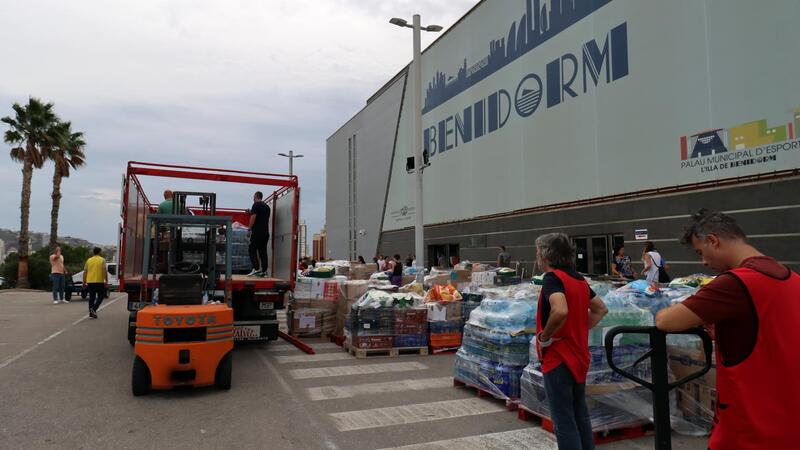Benidorm envia a la província de València mig centenar de camions amb tones d
