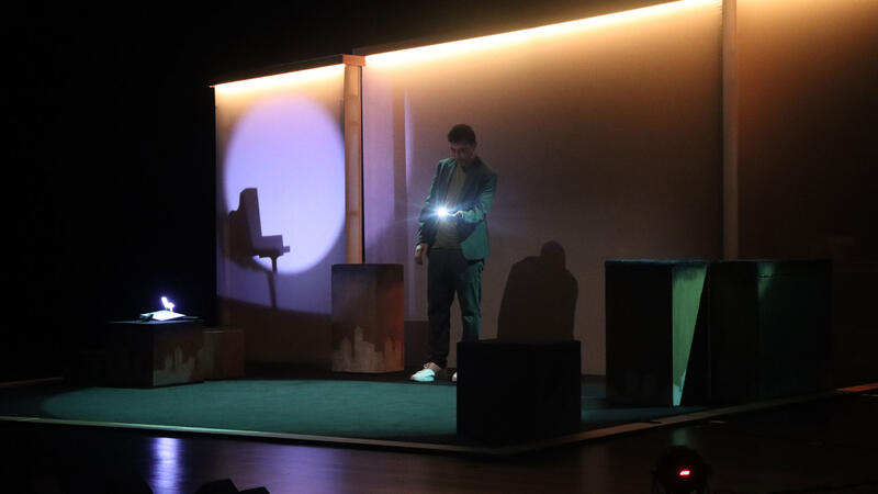 El espectáculo ‘aLUZina’ de Nacho Diago enamora al público familiar que se citó ayer en el Centro Cultural