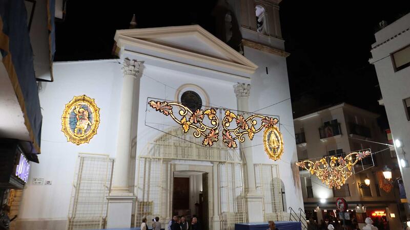 Milers de bombetes il·luminen ja els carrers de Benidorm per les Festes Majors Patronals