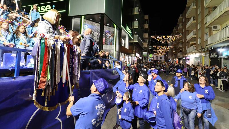 Los peñistas llenan de color el centro de Benidorm en una multitudinaria y vistosa ‘Entrada’