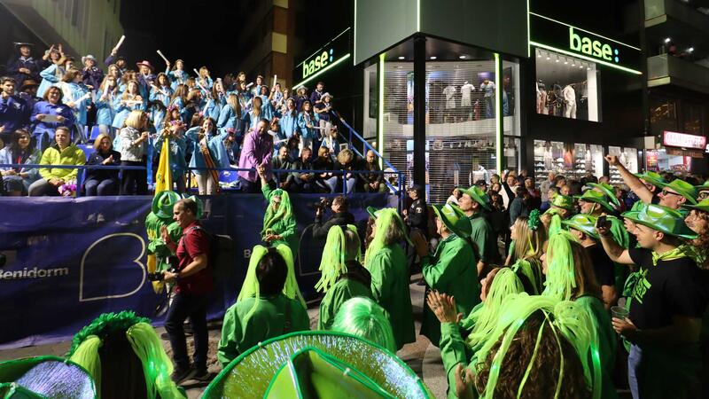 Los peñistas llenan de color el centro de Benidorm en una multitudinaria y vistosa ‘Entrada’