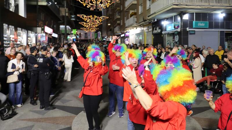Los peñistas llenan de color el centro de Benidorm en una multitudinaria y vistosa ‘Entrada’
