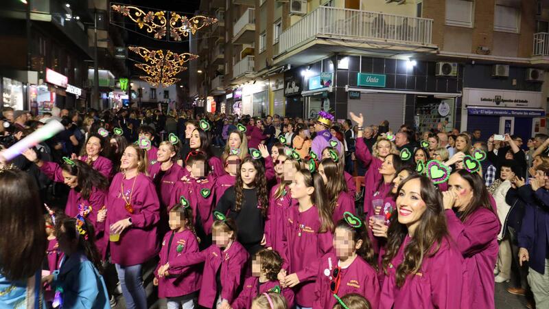 Los peñistas llenan de color el centro de Benidorm en una multitudinaria y vistosa ‘Entrada’