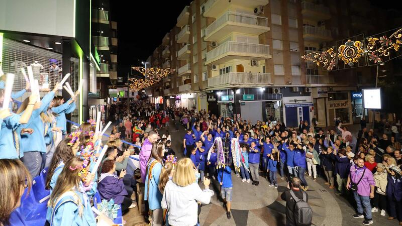 Los peñistas llenan de color el centro de Benidorm en una multitudinaria y vistosa ‘Entrada’
