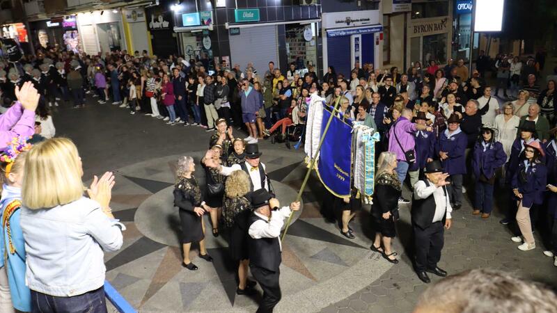 Los peñistas llenan de color el centro de Benidorm en una multitudinaria y vistosa ‘Entrada’