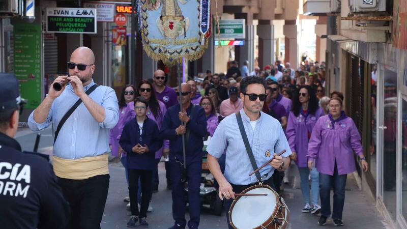 Una ensordidora mascletà i una multitudinària missa protagonitzen els primers actes del dia de la Mare de Déu