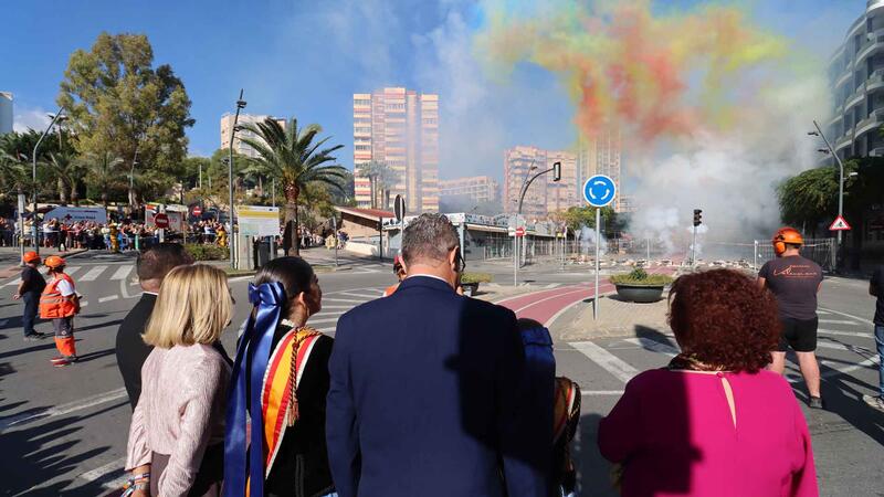 Una ensordidora mascletà i una multitudinària missa protagonitzen els primers actes del dia de la Mare de Déu