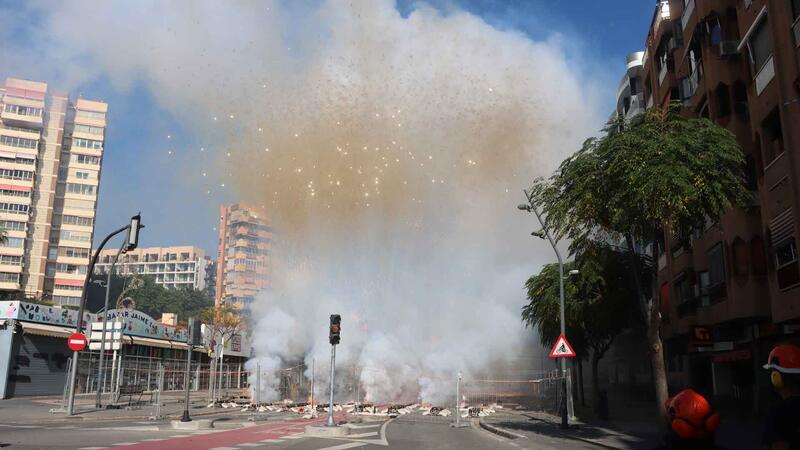 Una ensordidora mascletà i una multitudinària missa protagonitzen els primers actes del dia de la Mare de Déu